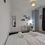 Modern Double W Private Bath & Free Parking Ferienhaus