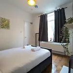Modern Double W Private Bath & Free Parking Ferienhaus