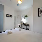 Modern Double W Private Bath & Free Parking * York