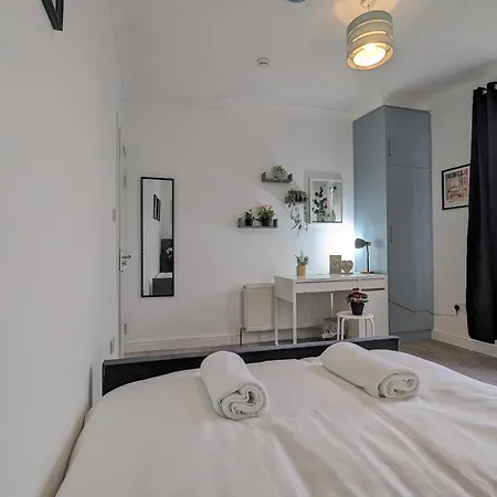 Modern Double W Private Bath & Free Parking بيت للعطل