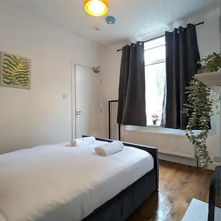 Modern Double W Private Bath & Free Parking بيت للعطل