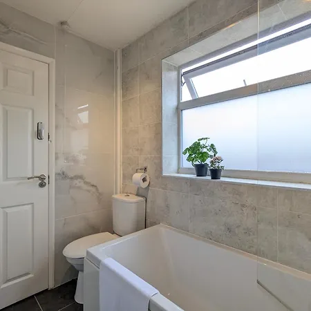 Modern Double W Private Bath & Free Parking بيت للعطل