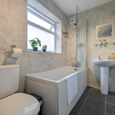 Modern Double W Private Bath & Free Parking بيت للعطل *