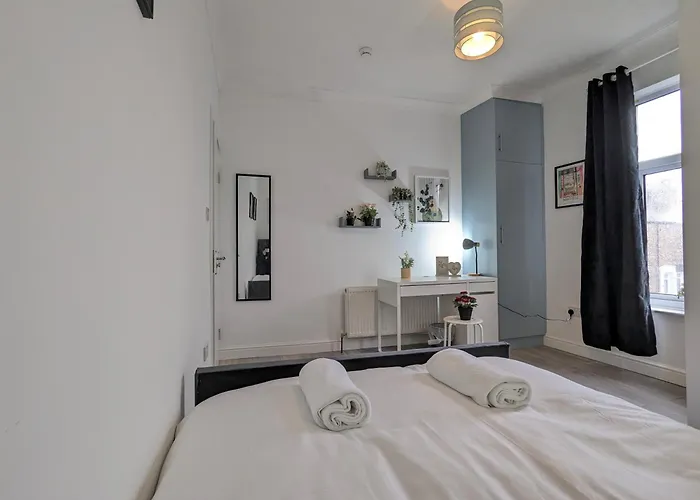 Modern Double W Private Bath & Free Parking Casa de Férias