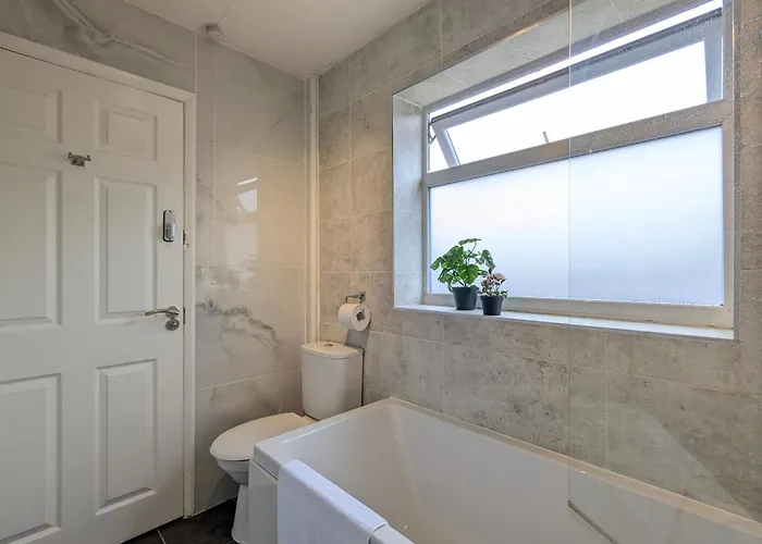 Modern Double W Private Bath & Free Parking Casa de Férias