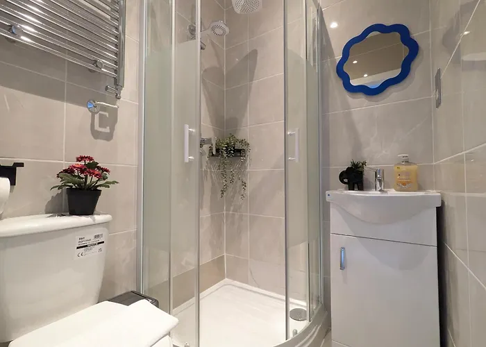 Modern Double W Private Bath & Free Parking York