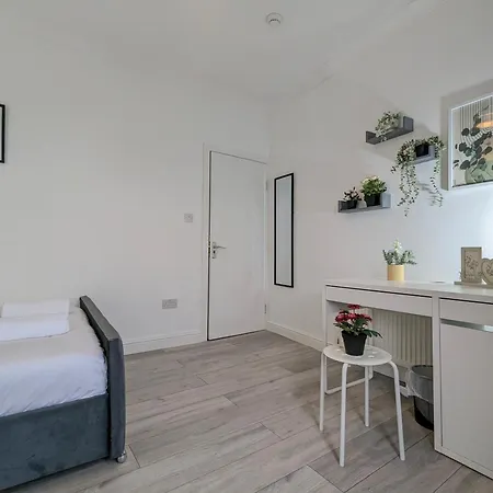 Semesterbostad Modern Double W Private Bath & Free Parking