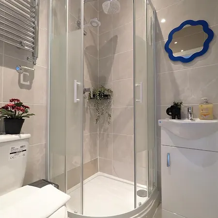 Modern Double W Private Bath & Free Parking York