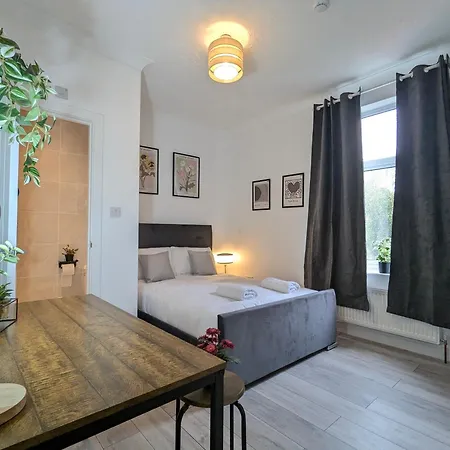 Modern Double W Private Bath & Free Parking * York
